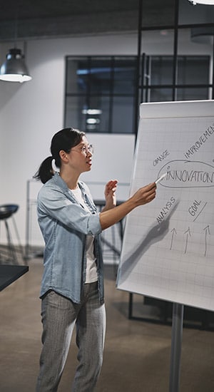 Associate-Explaining-How-To-Find-The-Best-3PL-Provider