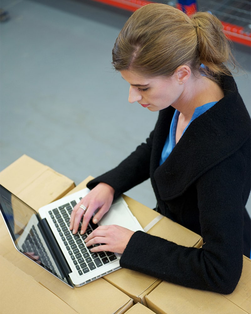 Business-woman-researching-3PL-expedited-shipping-solutions