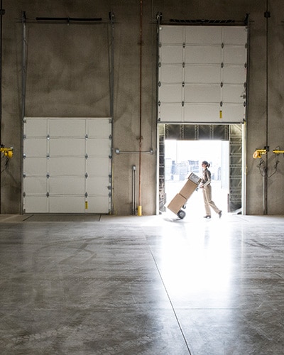 Warehouse-worker-for-food-and-beverage-3pl